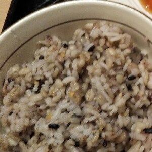 モチモチ五穀米入り玄米、活力鍋で